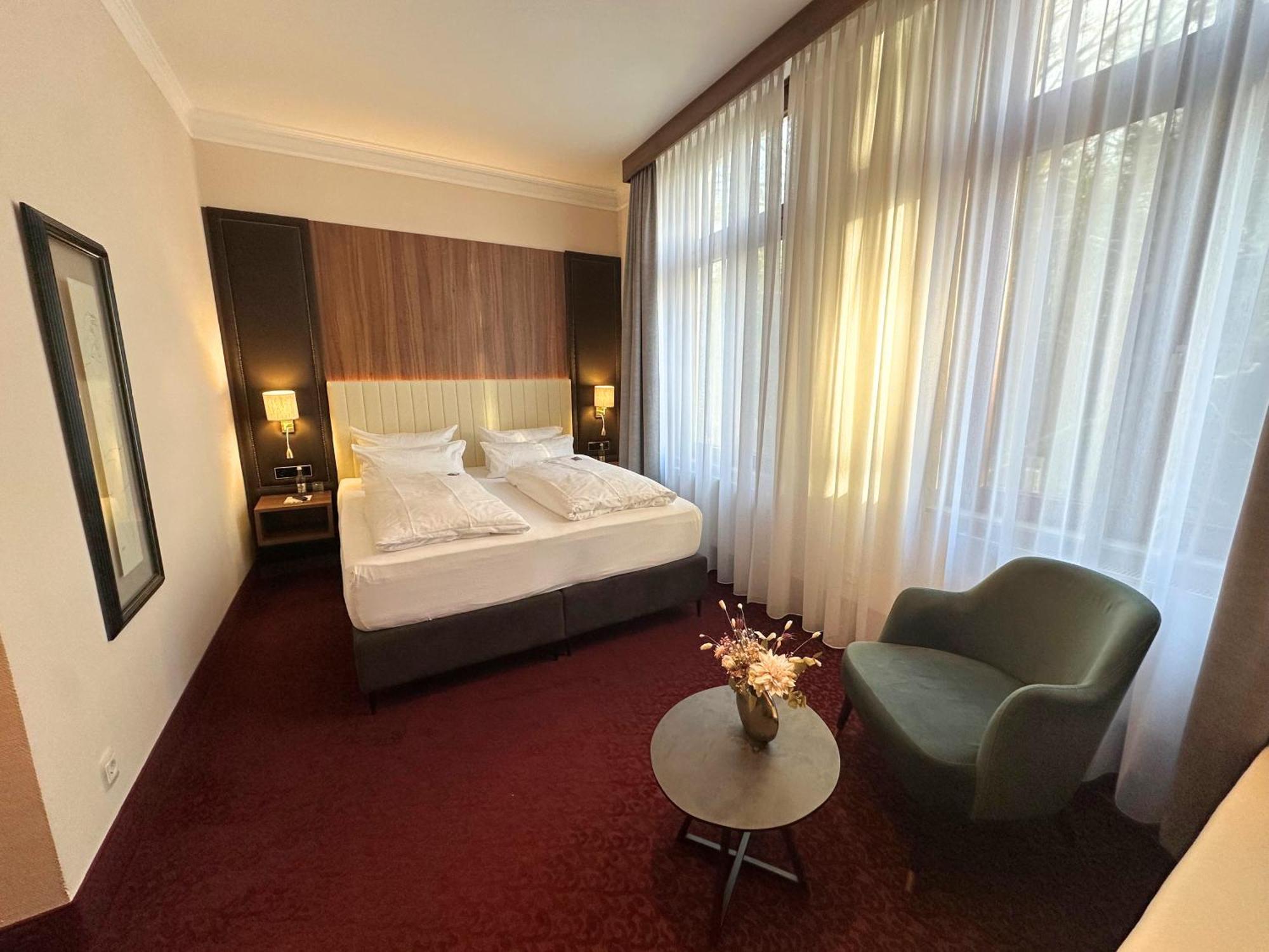 Hotel Am Schloss Аурих Экстерьер фото